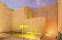 Pequeña cabaña de madera, mostramos interiores y como se abre hacia el