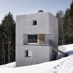 Casa pequeña con forma de cubo ideal para climas fríos en la montaña, no te pierdas un diseño simple pero duradero y conoce sus interiores