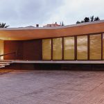 Casa moderna de un piso construida en terreno grande, conoce sus interiores y planos para obtener ideas únicas