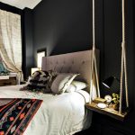 Mesa de noche flotante y muchas otras ideas para ahorrar espacio en tu dormitorio