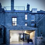 Casa del escalón – una extensión de casa simple con aires modernos en el Reino Unido