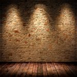 Paredes decoradas con piedra y diferentes tipos de iluminación indirecta