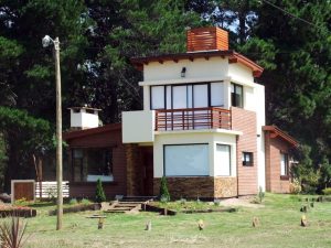 Fachada de casa en costa del este (2)