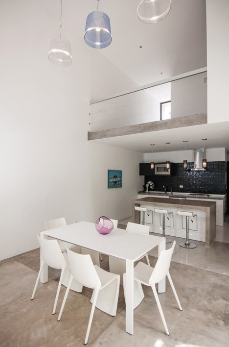 Casa Minimalista de dos pisos, diseño de Fachada simple y colores acorde 7