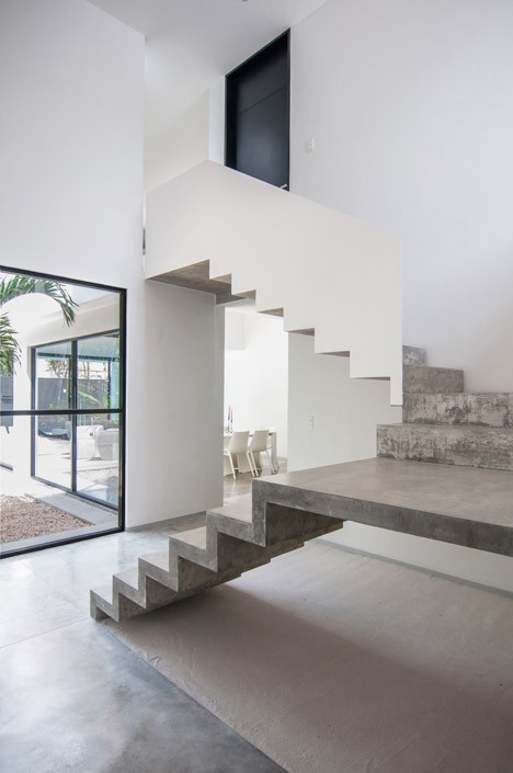 Casa Minimalista de dos pisos, diseño de Fachada simple y colores acorde 8