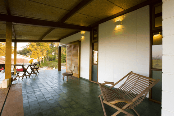 pequena-casa-de-madera-fachada-sencilla-e-interiores-climtizados-3