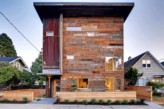 casa-pequena-de-tres-pisos-conocemos-un-moderno-interior-y-una-fachada-con-laminas-de-madera-reciclada-1