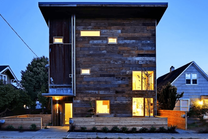 casa-pequena-de-tres-pisos-conocemos-un-moderno-interior-y-una-fachada-con-laminas-de-madera-reciclada-2