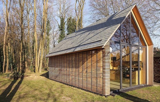 pequena-cabana-de-madera-mostramos-interiores-y-como-se-abre-hacia-el-exterior-1