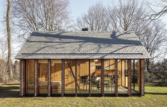 pequena-cabana-de-madera-mostramos-interiores-y-como-se-abre-hacia-el-exterior-2