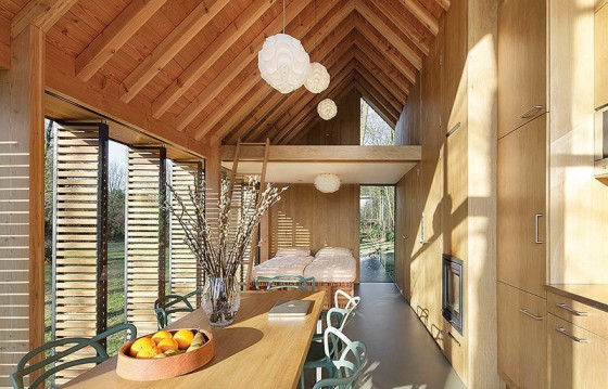pequena-cabana-de-madera-mostramos-interiores-y-como-se-abre-hacia-el-exterior-5