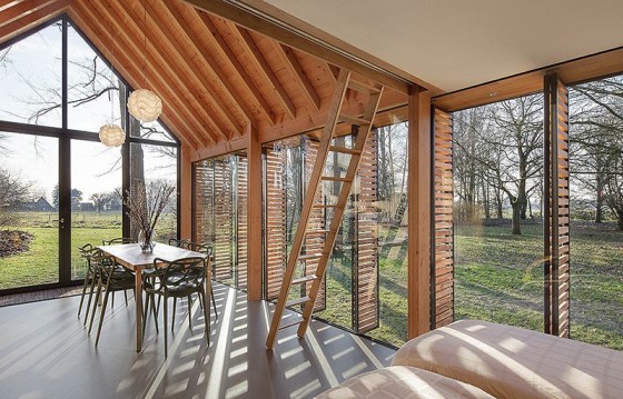 pequena-cabana-de-madera-mostramos-interiores-y-como-se-abre-hacia-el-exterior-6