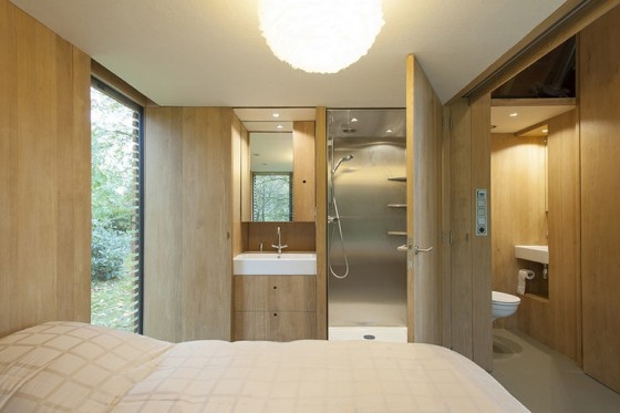 pequena-cabana-de-madera-mostramos-interiores-y-como-se-abre-hacia-el-exterior-7