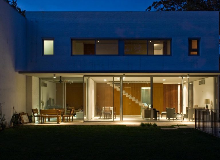 Casa en La Horqueta, disfruta de la utilización de hormigón y madera