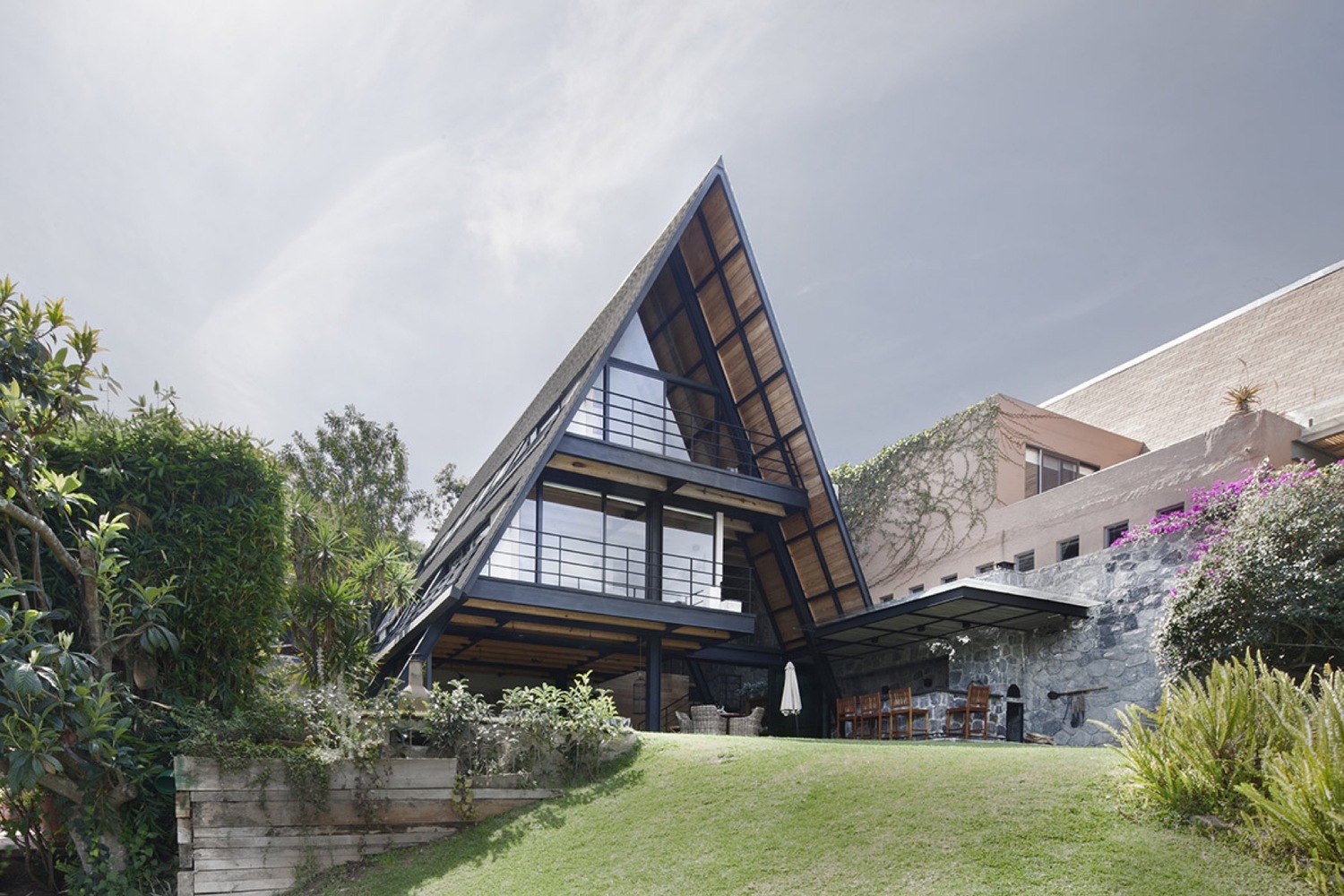 Casa moderna de dos pisos en México, analizamos un diseño único con  interiores contemporáneos tradicionales - Mundo Fachadas
