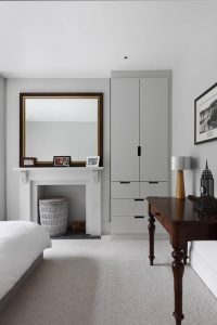 Casa de ladrillo de tres pisos, descubre unos interiores modernos y sus