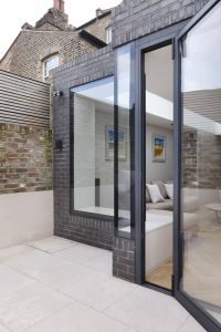 Casa de ladrillo de tres pisos, descubre unos interiores modernos y sus