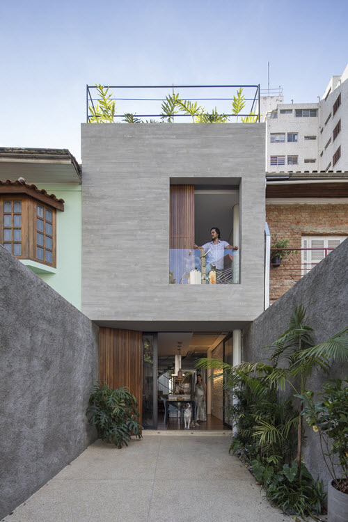 Casa pequeña construida en terreno angosto de 4 metros de ancho, te