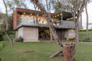 casa moderna de ladrillo y concreto