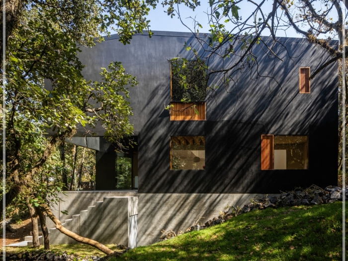 Fachada de casa mexicana de concreto y madera