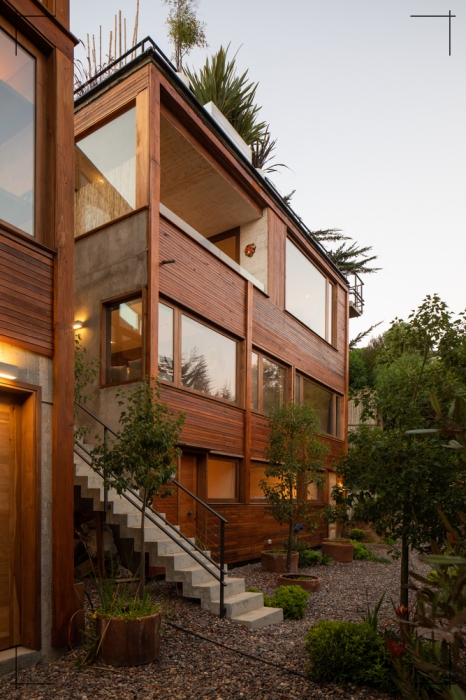fachada minimalista de madera y concreto