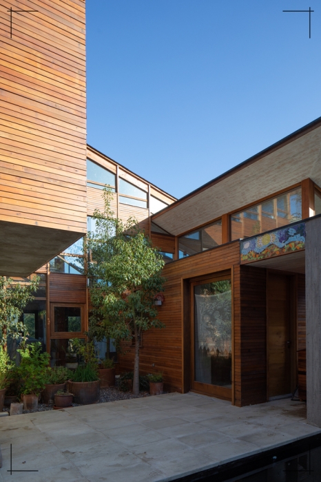 fachada minimalista de madera y concreto