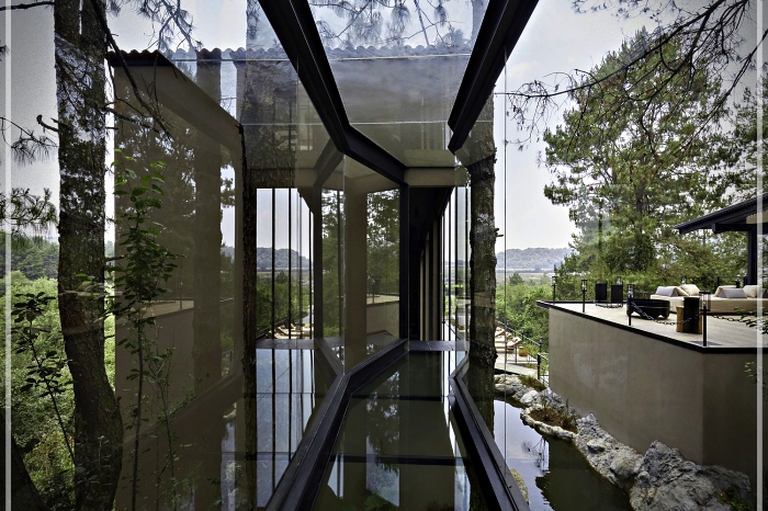 casa con fachada de vidrio y piedra