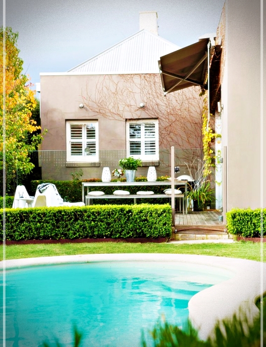 ideas para decorar un jardín con piscina