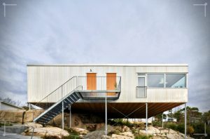 casa con fachada de aluminio