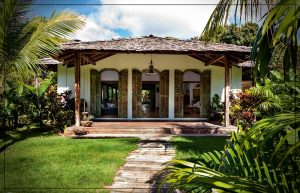 fachadas de casas rústicas de una planta