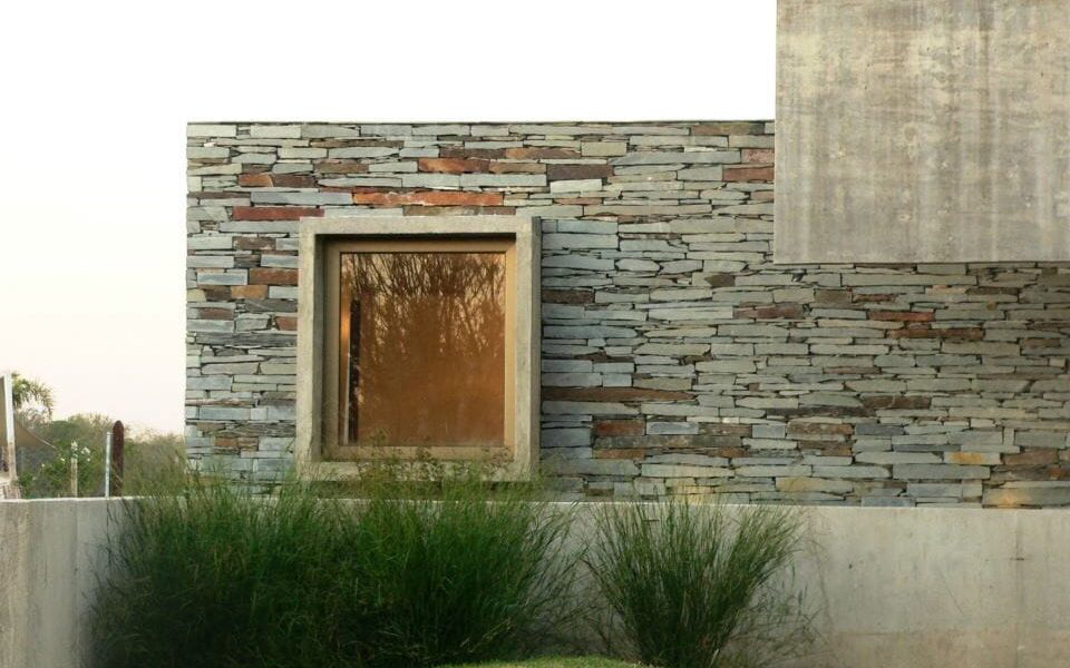 fachadas de casas con piedra decorativa