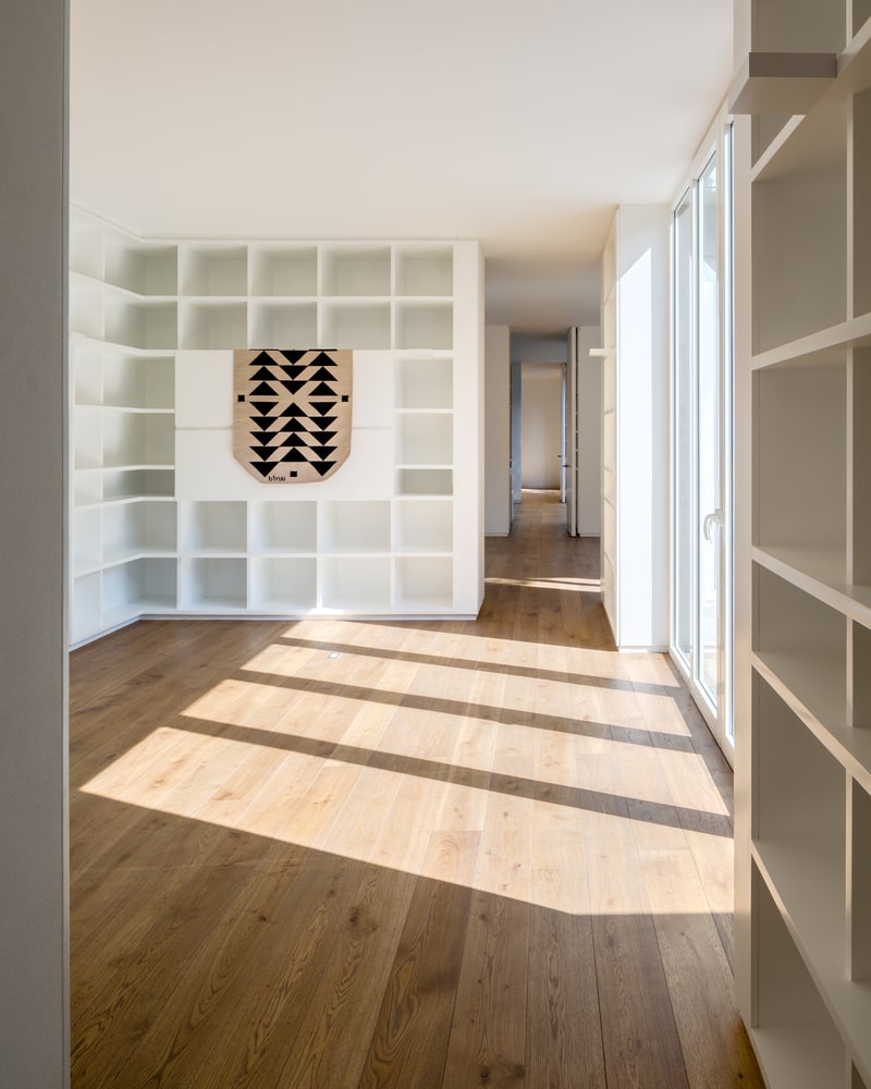 Diseño interior en blanco y madera