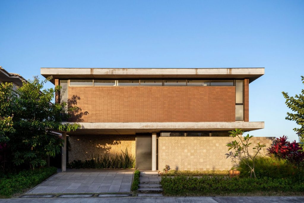 fachada de casa sencilla de dos plantas