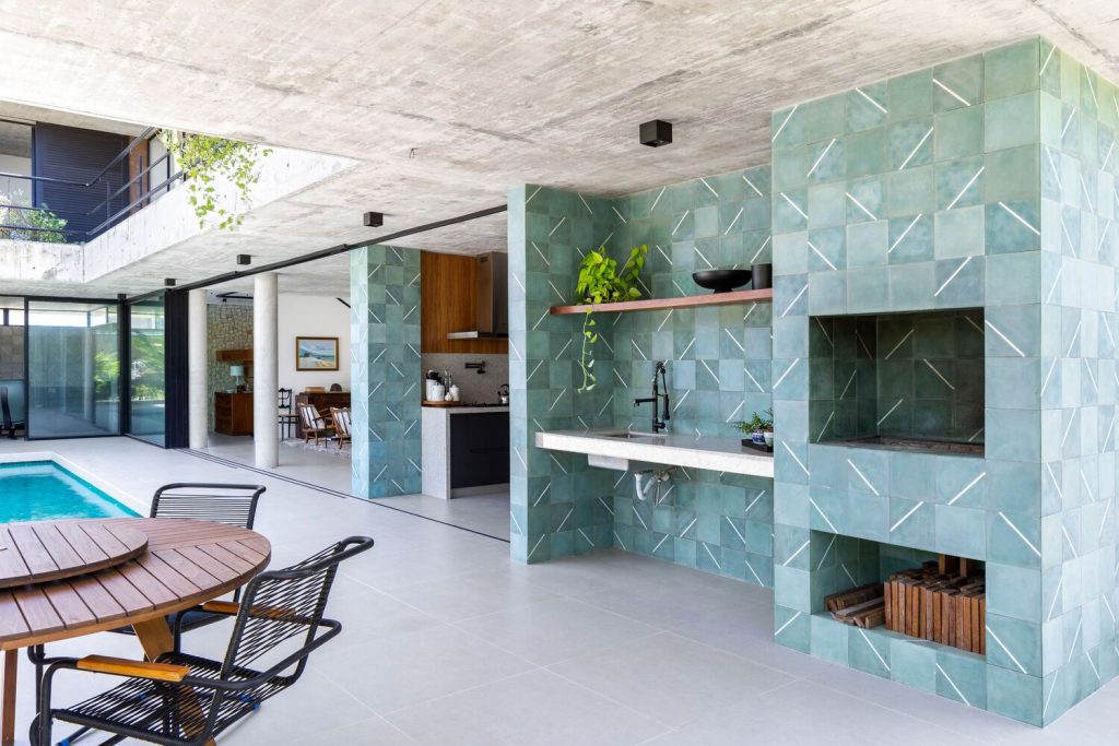 cocina de una casa integrada con el comedor y la piscina