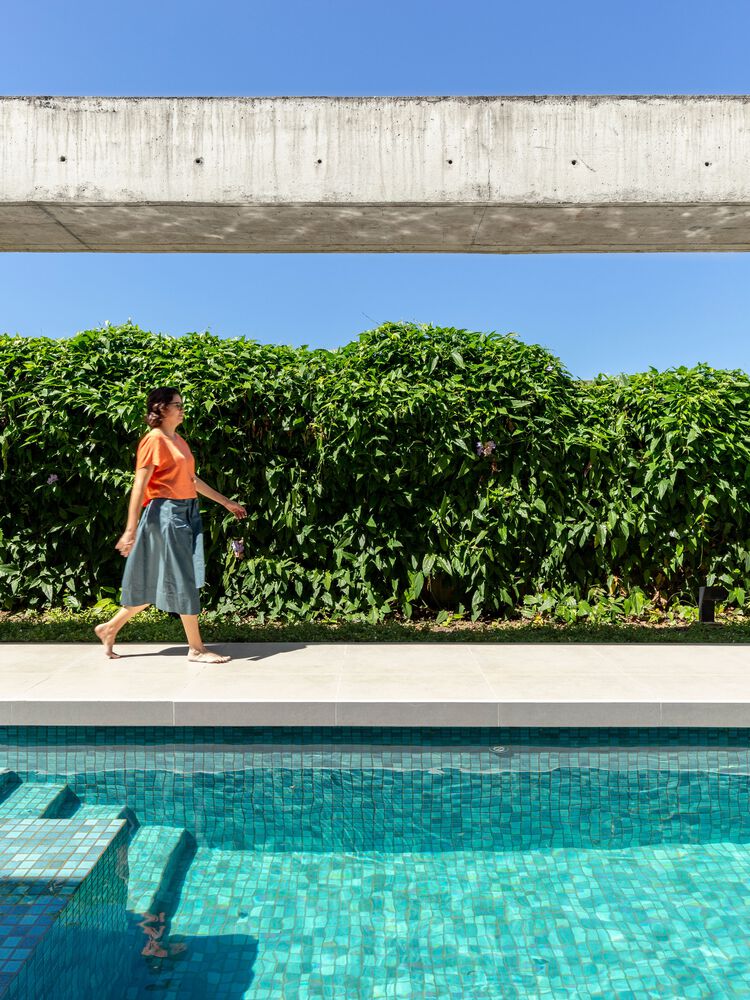 foto de una persona caminando al lado de una piscina