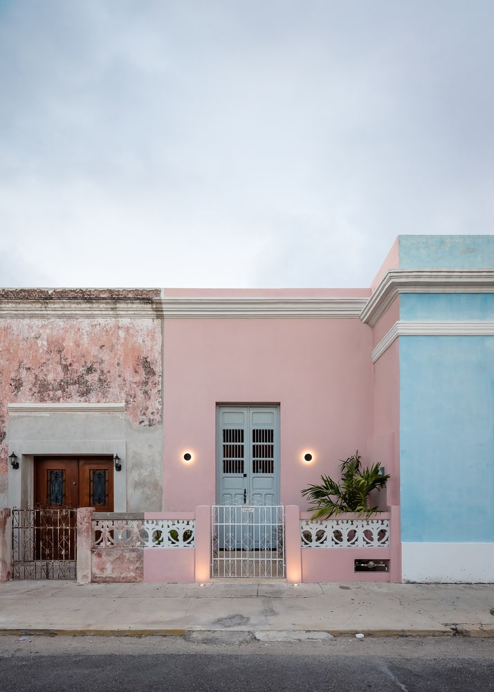 Fachada de casa sencilla de una planta