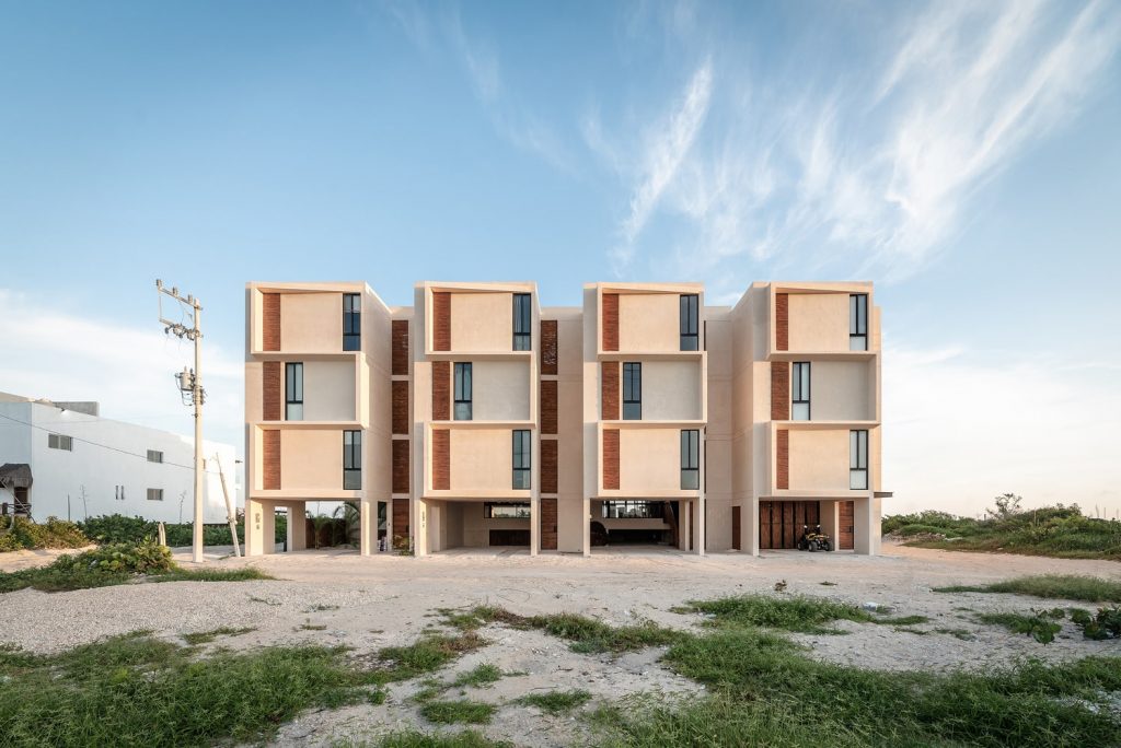 fachadas de casas de 3 pisos con balcones