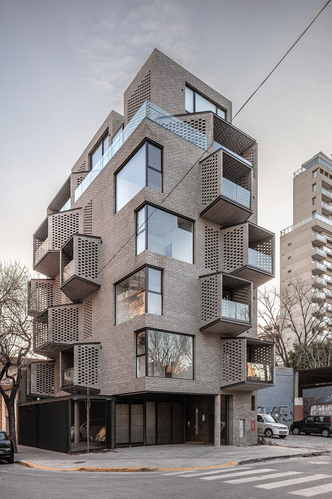 Edificio de ladrillo en esquina