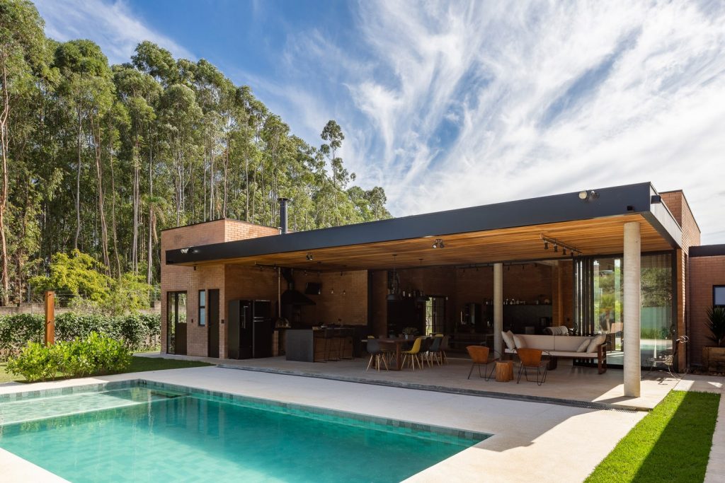 fachadas de casas de ladrillo con piscina