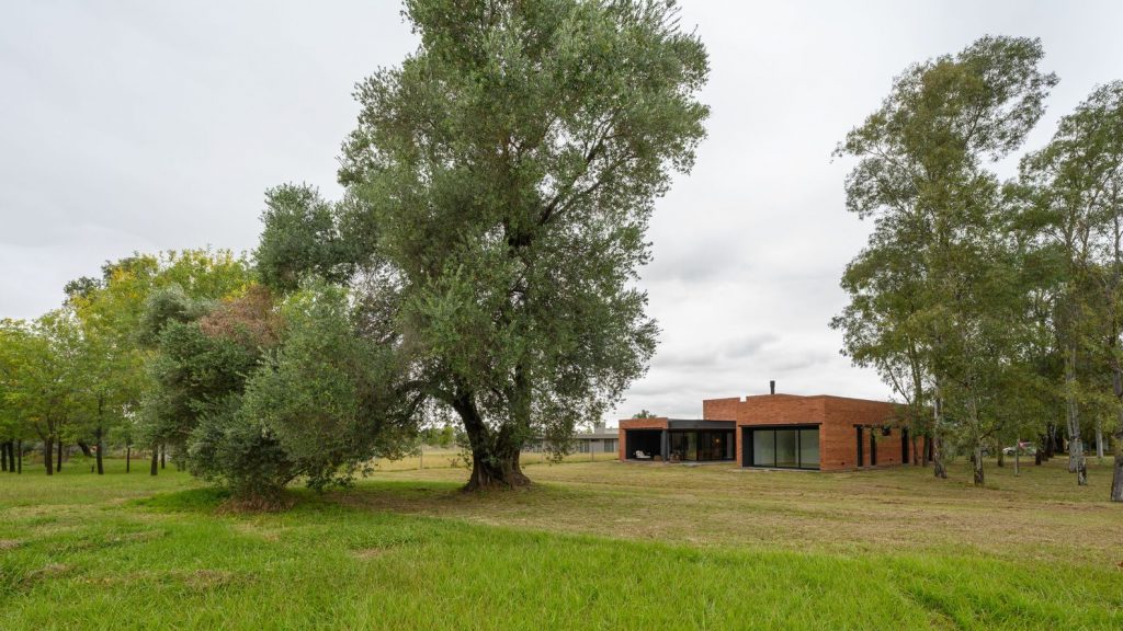 Exterior de la casa con fachada de ladrillo