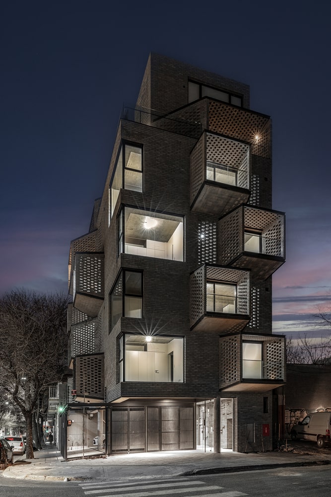 Fachada de edificio vista de noche