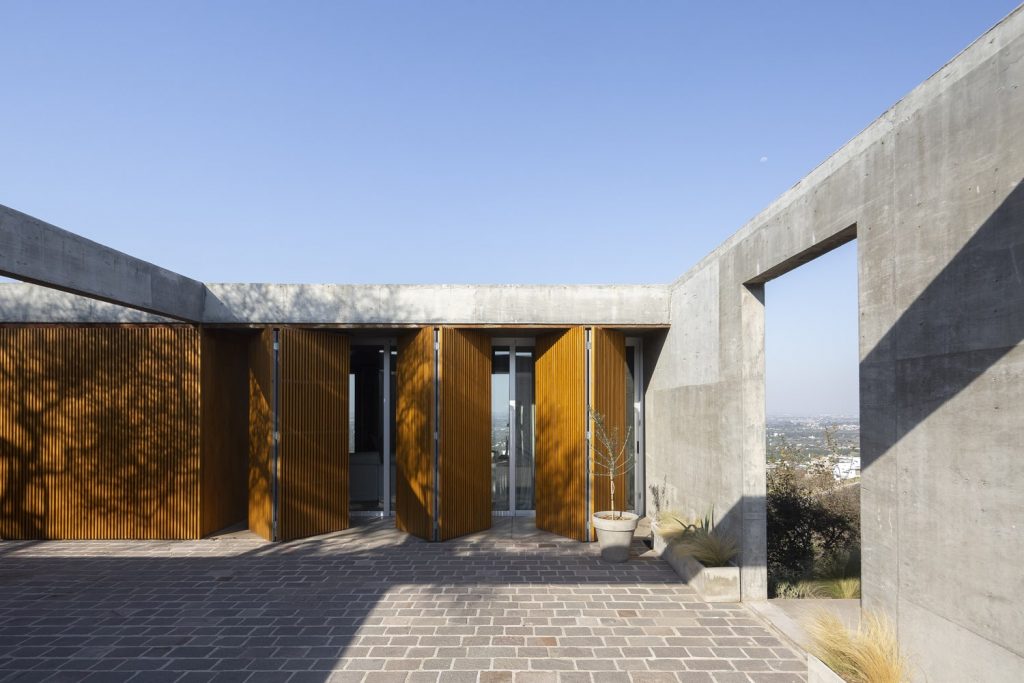 Puertas de madera en la fachada