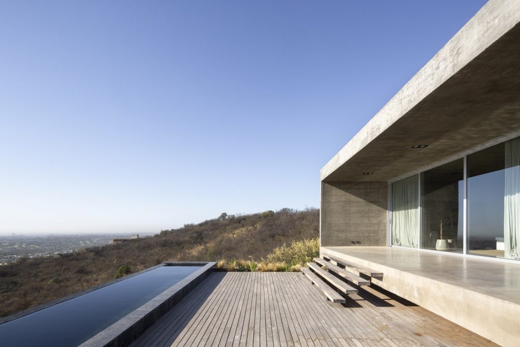 Porche de la casa hacia terraza exterior