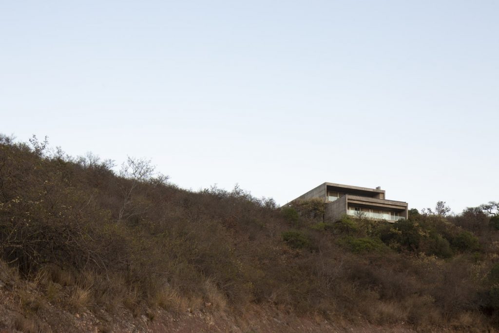 Fachada de casa de un piso vista exterior