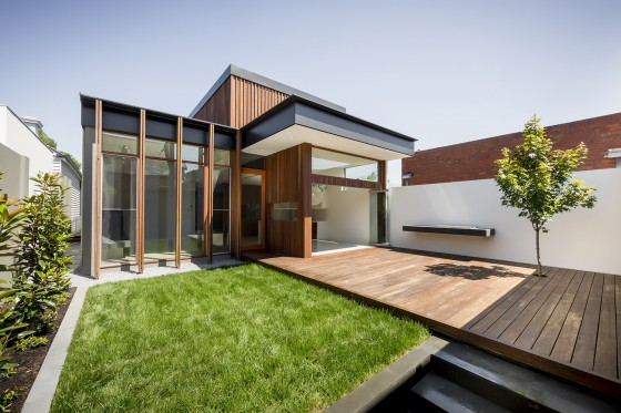 Fachada interna de casa moderna con porche de madera 