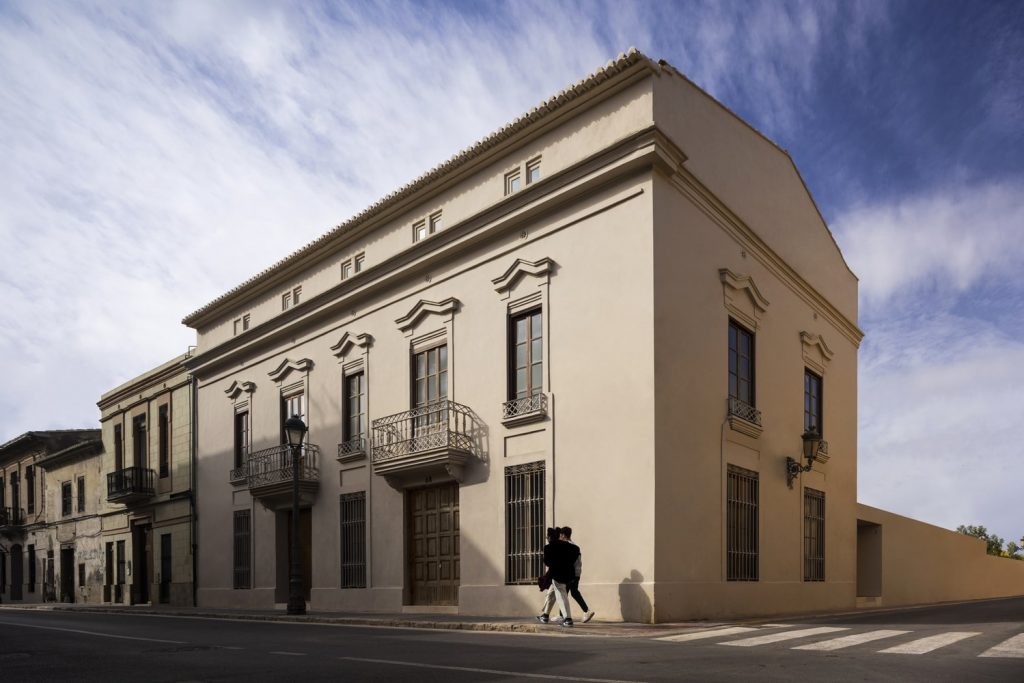 fachadas de casas antiguas de dos plantas