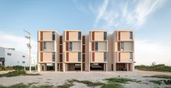 fachadas de casas de 3 pisos con balcones