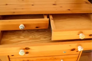 como barnizar madera